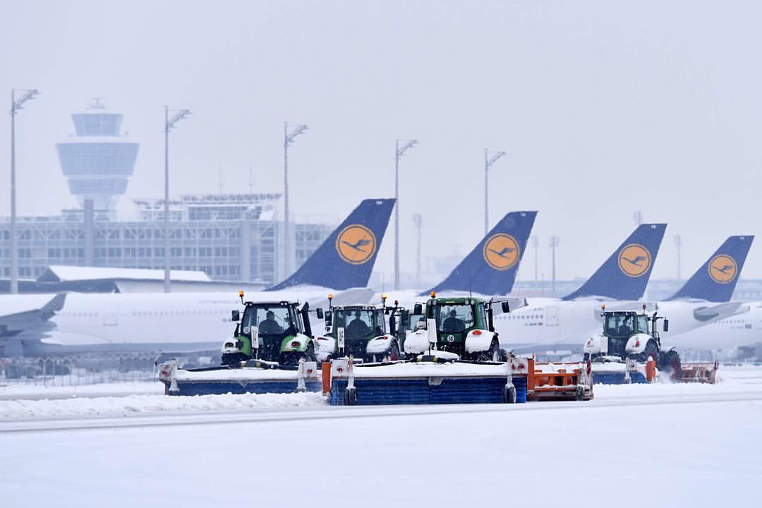 Winterdienstmaschinen von Thome-Bormann im Einsatz am Flughafen